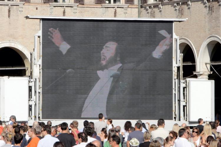 <a><img src="https://www.theepochtimes.com/assets/uploads/2015/09/Pavarotti76591895a.jpg" alt="Archive footage of Pavarotti singing is shown prior to Luciano Pavarotti's funeral, September 8, 2007. A grand tribute concert will be held in the picturesque archaeological site of Petra, Jordan on Oct.11 and 12. (Franco Origlia/Getty Images)" title="Archive footage of Pavarotti singing is shown prior to Luciano Pavarotti's funeral, September 8, 2007. A grand tribute concert will be held in the picturesque archaeological site of Petra, Jordan on Oct.11 and 12. (Franco Origlia/Getty Images)" width="320" class="size-medium wp-image-1833490"/></a>