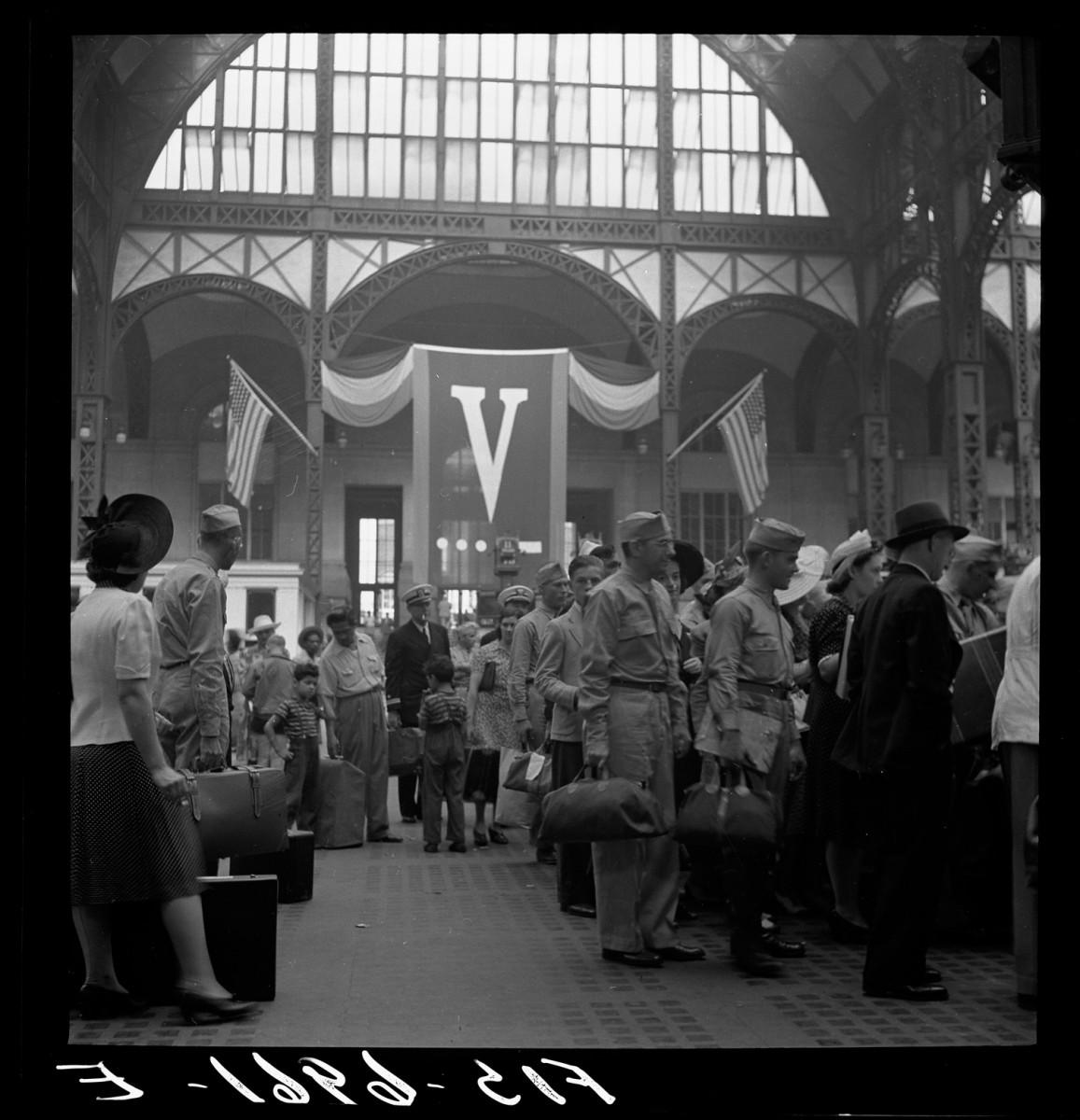 <a><img class="size-large wp-image-1780995" title=" World War II increased traffic in Penn Station 80 percent between 1941 and 1942, as soldiers arrived in the city from across the nation and then left for North Africa and Europe. (Courtesy of the New York Historical Society)" src="https://www.theepochtimes.com/assets/uploads/2015/09/PennStation-NY+Historical+Society.jpg" alt=" World War II increased traffic in Penn Station 80 percent between 1941 and 1942, as soldiers arrived in the city from across the nation and then left for North Africa and Europe. (Courtesy of the New York Historical Society)" width="569" height="590"/></a>
