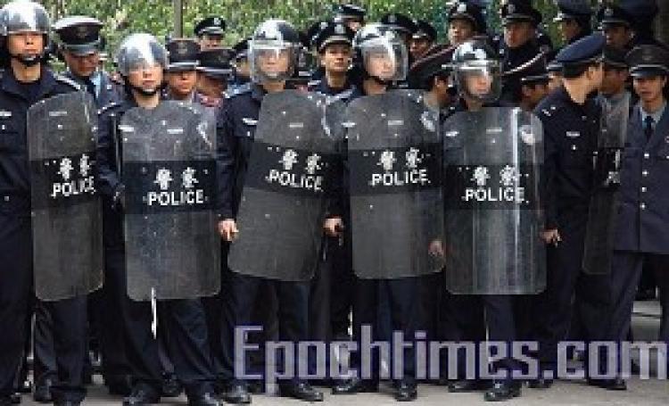 <a><img src="https://www.theepochtimes.com/assets/uploads/2015/09/Policeareready.jpg" alt="Police presence is being increased to prevent large-scale civic unrest.   (Royal Ascot Garden property owner)" title="Police presence is being increased to prevent large-scale civic unrest.   (Royal Ascot Garden property owner)" width="320" class="size-medium wp-image-1831589"/></a>