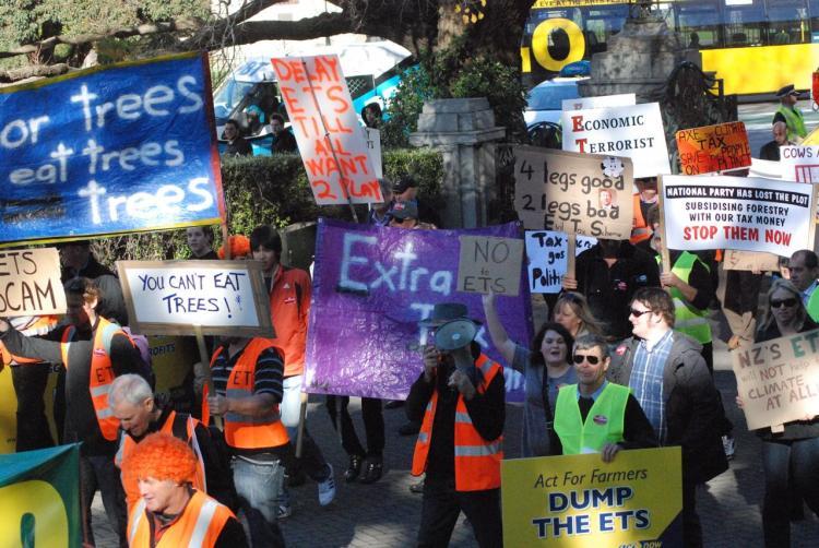 <a><img src="https://www.theepochtimes.com/assets/uploads/2015/09/Protestors+demanding+the+government+drop+the+Emissions+Trading+Scheme+outside+parliament+in+Wellington.jpg" alt="Anti-ETS protesters outside parliament, Wellington. (Scoop)" title="Anti-ETS protesters outside parliament, Wellington. (Scoop)" width="320" class="size-medium wp-image-1818092"/></a>