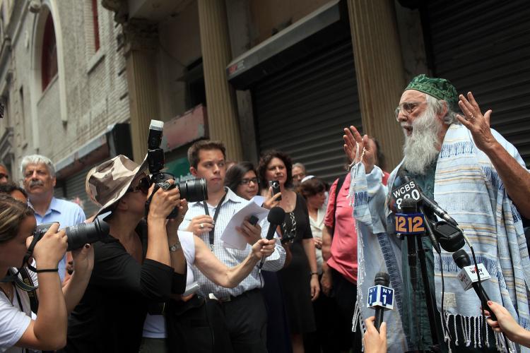 <a><img src="https://www.theepochtimes.com/assets/uploads/2015/09/Rabbi_103254338.jpg" alt="Rabbi Arthur Waskow (R) speaks at a news conference to show support for a proposed mosque at 45 Park Place August 5, 2010 in New York City. (Getty Images)" title="Rabbi Arthur Waskow (R) speaks at a news conference to show support for a proposed mosque at 45 Park Place August 5, 2010 in New York City. (Getty Images)" width="320" class="size-medium wp-image-1816476"/></a>