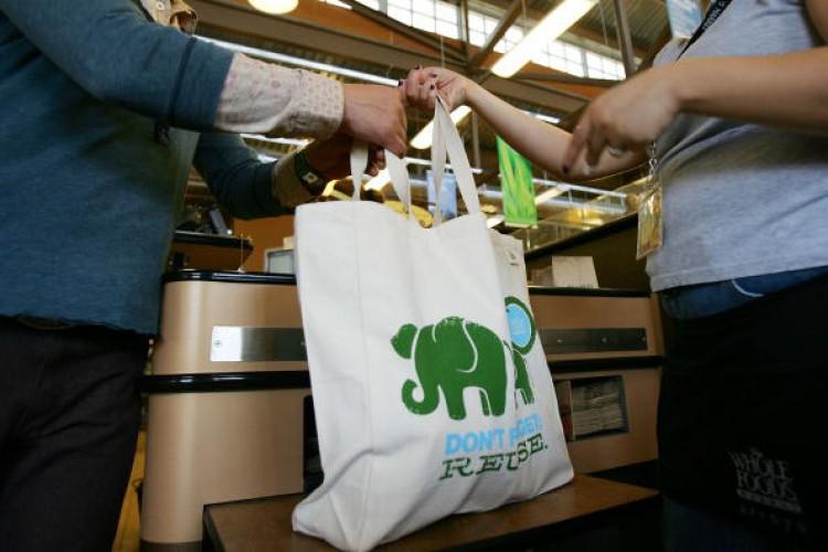 <a><img src="https://www.theepochtimes.com/assets/uploads/2015/09/ReusableShoppingBag.jpg" alt="PASADENA, CA: Employees hand out free reusable grocery bags at a Whole Foods Market which ended the use of disposable plastic grocery bags in its 270 stores in the US Canada and UK. (David McNew/Staff/Getty Images)" title="PASADENA, CA: Employees hand out free reusable grocery bags at a Whole Foods Market which ended the use of disposable plastic grocery bags in its 270 stores in the US Canada and UK. (David McNew/Staff/Getty Images)" width="320" class="size-medium wp-image-1803122"/></a>