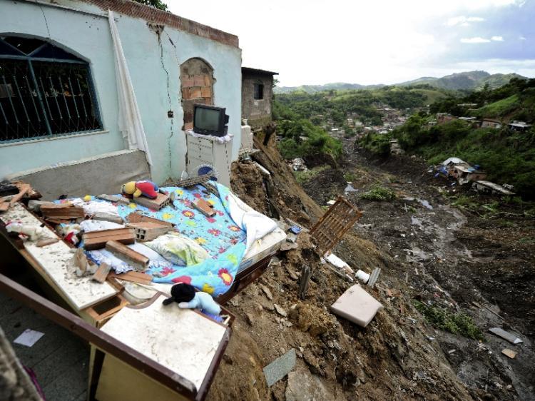 <a><img src="https://www.theepochtimes.com/assets/uploads/2015/09/RioLandslide.jpg" alt="View of a partly destroyed house on the top of a hill following a landslide in Vicoso Jardim shantytown on April 8, 2010, in Niteroi, 15.5 miles northern of Rio de Janeiro, Brazil. Some 200 people were feared dead in mudslides near Rio de Janeiro. (Antonio Scorza/AFP/Getty Images)" title="View of a partly destroyed house on the top of a hill following a landslide in Vicoso Jardim shantytown on April 8, 2010, in Niteroi, 15.5 miles northern of Rio de Janeiro, Brazil. Some 200 people were feared dead in mudslides near Rio de Janeiro. (Antonio Scorza/AFP/Getty Images)" width="320" class="size-medium wp-image-1821265"/></a>