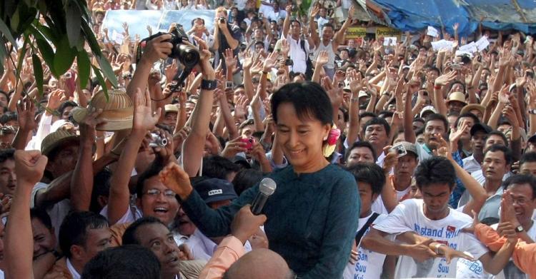 <a><img src="https://www.theepochtimes.com/assets/uploads/2015/09/SUU-KYI-106819282.jpg" alt="Burma's newly-released opposition leader Aung San Suu Kyi (C) arrives at her National League for Democracy (NLD) headquarters in Yangon on November 14, 2010. (Soe Than Win/AFP/Getty Images)" title="Burma's newly-released opposition leader Aung San Suu Kyi (C) arrives at her National League for Democracy (NLD) headquarters in Yangon on November 14, 2010. (Soe Than Win/AFP/Getty Images)" width="320" class="size-medium wp-image-1812147"/></a>