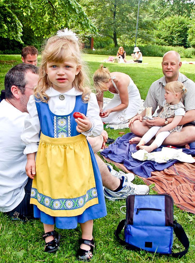 <a><img src="https://www.theepochtimes.com/assets/uploads/2015/09/SWEDENC.jpg" alt="HAPPY LIFE: A Swedish family picnicking on National Day. Swedes fair better than most Europeans during the current recession, but like all others they are concern about the near future. (Li Zhihe/The Epoch Times)" title="HAPPY LIFE: A Swedish family picnicking on National Day. Swedes fair better than most Europeans during the current recession, but like all others they are concern about the near future. (Li Zhihe/The Epoch Times)" width="320" class="size-medium wp-image-1823437"/></a>