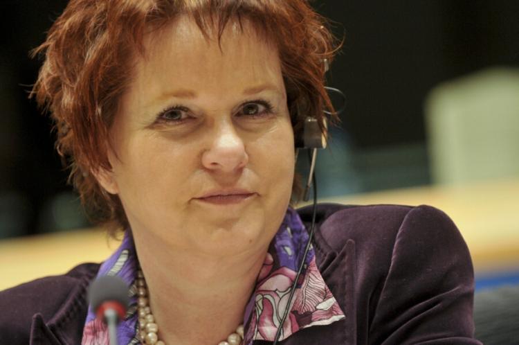 <a><img src="https://www.theepochtimes.com/assets/uploads/2015/09/Sharon-Bowles.jpg" alt="Ms Sharon Bowles, MEP for South East England Chair of the Economic and Monetary Affairs Committee  (Photo European Parliament)" title="Ms Sharon Bowles, MEP for South East England Chair of the Economic and Monetary Affairs Committee  (Photo European Parliament)" width="320" class="size-medium wp-image-1809146"/></a>