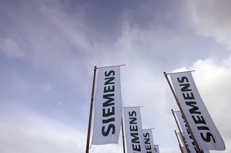 <a><img class="wp-image-1782283" title="In 2008 Siemens pleaded guilty to bribing public officials in cases brought against the company in the U.S. and in Germany. The company had to pay fines of US $ 1.6 billion. (Johannes Simon/Getty Images)  " src="https://www.theepochtimes.com/assets/uploads/2015/09/Siemens_73101892.jpg" alt="" width="750" height="498"/></a>