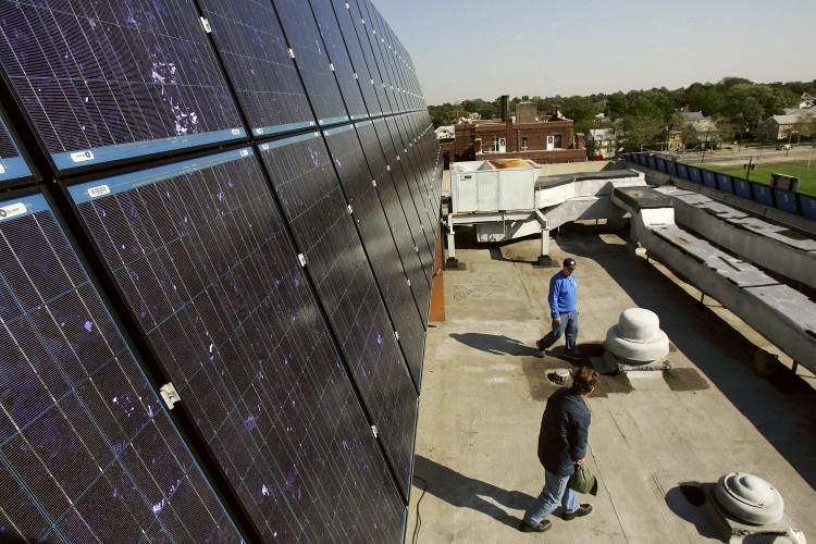 <a><img class="size-large wp-image-1790283" title="Long Island Town Unveils Its New Solar Energy System" src="https://www.theepochtimes.com/assets/uploads/2015/09/Solar55949894.jpg" alt="" width="590" height="393"/></a>