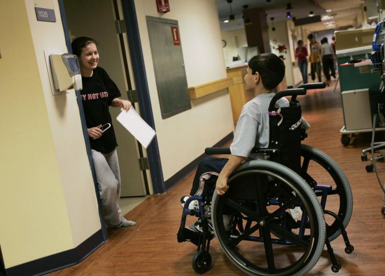 <a><img src="https://www.theepochtimes.com/assets/uploads/2015/09/Spaulding56627568.jpg" alt="A patient chats with his physical therapist at Spaulding Rehabilitation Hospital in Boston, Mass., in this 2006 photo.   (Chris Hondros/Getty Images)" title="A patient chats with his physical therapist at Spaulding Rehabilitation Hospital in Boston, Mass., in this 2006 photo.   (Chris Hondros/Getty Images)" width="320" class="size-medium wp-image-1813245"/></a>