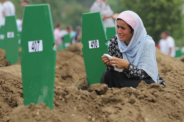 <a><img class="size-full wp-image-1785836" title="A Muslim woman weeps at the fresh grave of one of 613 newly-identified victims of the 1995 Srebrenica massacre during a mass funeral attended by tens of thousands of mourners at the Potocari cemetery and memorial near Srebrenica on July 11, 2011 in Potocari, Bosnia and Herzegovina. (Sean Gallup/Getty Images)" src="https://www.theepochtimes.com/assets/uploads/2015/09/Srebrenica118816339.jpg" alt="" width="750" height="500"/></a>