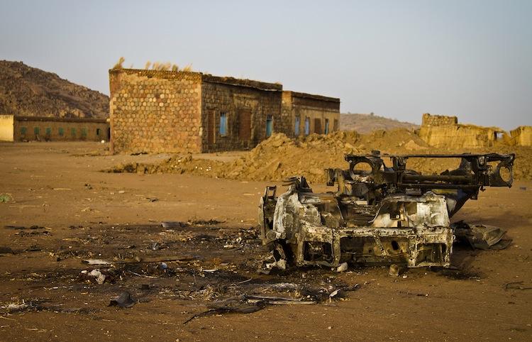 <a><img class="size-large wp-image-1788401" title="Photo taken on April 3, shows the shell of a vehicle that was hit by a bomb in the abandoned village of Trogi during fighting in South Kordofan, Sudan. (Adriane Ohanesian/AFP/Getty Images)" src="https://www.theepochtimes.com/assets/uploads/2015/09/Sudan142667433.jpg" alt="" width="590" height="379"/></a>