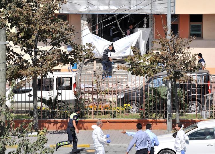 <a><img class="size-full wp-image-1782082" title="Police forensic officers inspect the site in front of the Sultangazi district police station following an attack on Sept. 11, in Istanbul. At least one police officer died and five people were severely wounded on Tuesday. (Bulent Kilic/AFP/GettyImages)" src="https://www.theepochtimes.com/assets/uploads/2015/09/Sultan_151759533.jpg" alt="" width="750" height="537"/></a>