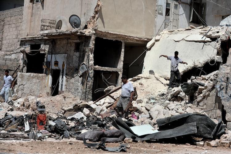 <a><img class="size-full wp-image-1782510" title="Civilians search for personal belongings in the rubble of their house following shelling from Syrian government forces in the Syrian northern city of Aleppo on Aug. 25. Syrian rebels say they are digging in for a war of attrition in Aleppo, where what was being billed as the 'mother of all battles' is now dragging on into a second month of bloody stalemate. (Aris Messinis/AFP/GettyImages)" src="https://www.theepochtimes.com/assets/uploads/2015/09/Syria_150723101.jpg" alt="" width="750" height="499"/></a>