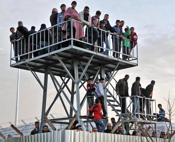 <a><img class="size-full wp-image-1789392" title="Syrian refugees watch the border." src="https://www.theepochtimes.com/assets/uploads/2015/09/SyrianRef142606022.jpg" alt="" width="579" height="471"/></a>