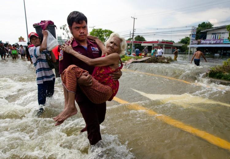 <a><img src="https://www.theepochtimes.com/assets/uploads/2015/09/THAILAND-128799542.jpg" alt="An elderly woman is evacuated as flooding hits the Thai city of Ayutthaya, 50 miles north of Thailand&#39s capital of Bangkok. (Paula Bronstein/Getty Images)" title="An elderly woman is evacuated as flooding hits the Thai city of Ayutthaya, 50 miles north of Thailand&#39s capital of Bangkok. (Paula Bronstein/Getty Images)" width="575" class="size-medium wp-image-1796547"/></a>