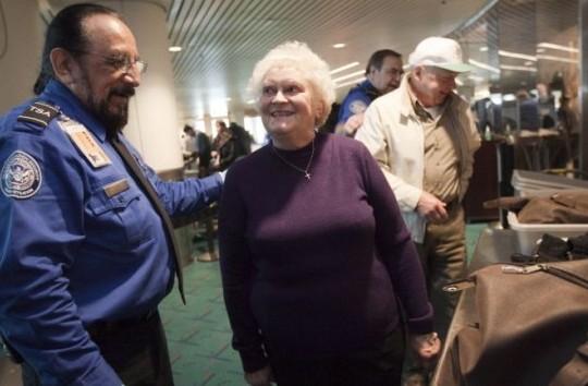 <a><img class="size-large wp-image-1790089" title="TSA Modifies Security Screening Rules For People Over 75" src="https://www.theepochtimes.com/assets/uploads/2015/09/TSA_141601732.jpg" alt="" width="590" height="393"/></a>
