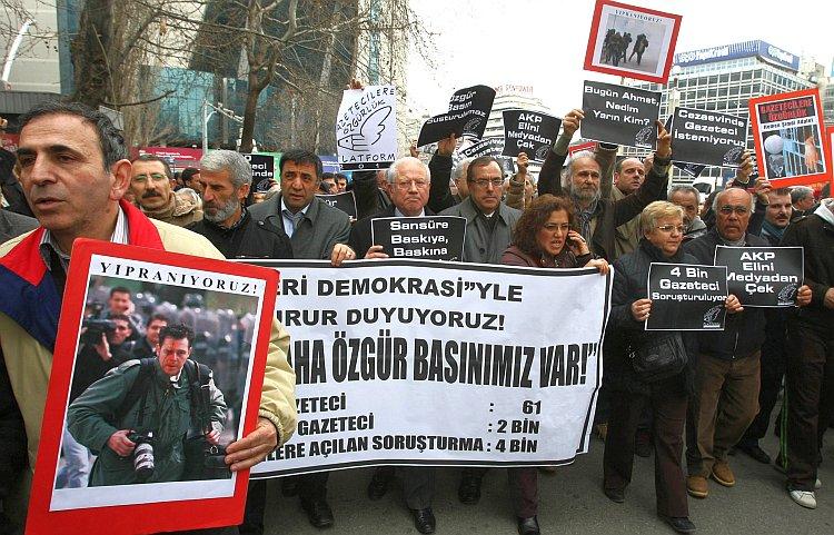 <a><img class="size-large wp-image-1786357" title="Several hundred Turkish journalists rally for press freedom in Ankara" src="https://www.theepochtimes.com/assets/uploads/2015/09/TURKEY-109762535.jpg" alt="Several hundred Turkish journalists rally for press freedom in Ankara" width="590" height="378"/></a>