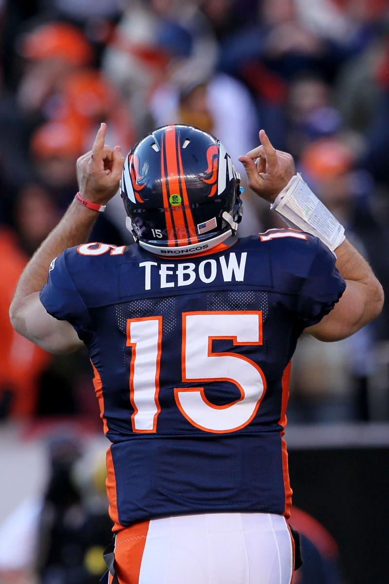 <a><img class="size-large wp-image-1793948" title="Wild Card Playoffs - Pittsburgh Steelers v Denver Broncos" src="https://www.theepochtimes.com/assets/uploads/2015/09/Tebow136577623.jpg" alt="Wild Card Playoffs - Pittsburgh Steelers v Denver Broncos" width="275" height="413"/></a>