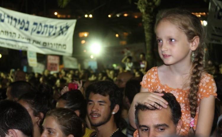 <a><img src="https://www.theepochtimes.com/assets/uploads/2015/09/TelAviv4563.JPG" alt="An estimated 300,000 people in Tel Aviv and 100,000 in other cities, joined the demonstrations Saturday evening.  (Ben Kaminsky/The Epoch Times)" title="An estimated 300,000 people in Tel Aviv and 100,000 in other cities, joined the demonstrations Saturday evening.  (Ben Kaminsky/The Epoch Times)" width="575" class="size-medium wp-image-1798281"/></a>