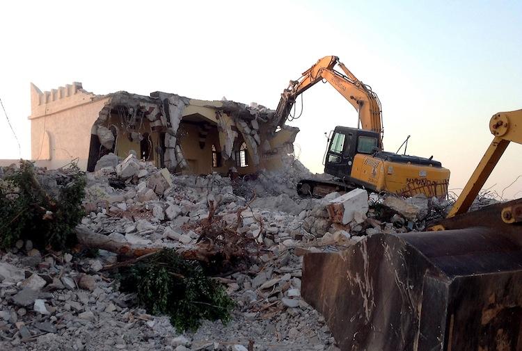 <a><img class="size-full wp-image-1782836" title="Libyan Islamist hardliners use a bulldozer to raze the mausoleum of Al-Shaab Al-Dahman near the centre of Tripoli on Aug 25. Islamist hardliners bulldozed part of the revered mausoleum in Tripoli in the second such attack in Libya in two day. (Mahmud Turkia/AFP/GettyImages)" src="https://www.theepochtimes.com/assets/uploads/2015/09/Tripoli_150730581.jpg" alt="" width="750" height="505"/></a>