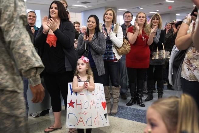 <a><img class="size-large wp-image-1794665" title="Families And Volunteers Greet U.S. Troops At Dallas Fort Worth Airport" src="https://www.theepochtimes.com/assets/uploads/2015/09/Troops_136098179.jpg" alt="" width="590" height="393"/></a>