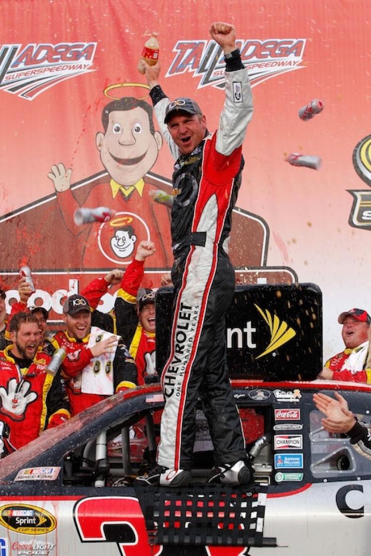 <a><img src="https://www.theepochtimes.com/assets/uploads/2015/09/VictoryLane130134721.jpg" alt="Clint Bowyer, driver of the 33 Chevy 100 Years Chevrolet, celebrates in victory lane after winning the NASCAR Sprint Cup Series Good Sam Club 500 at Talladega Superspeedway. (Geoff Burke/Getty Images for NASCAR)" title="Clint Bowyer, driver of the 33 Chevy 100 Years Chevrolet, celebrates in victory lane after winning the NASCAR Sprint Cup Series Good Sam Club 500 at Talladega Superspeedway. (Geoff Burke/Getty Images for NASCAR)" width="575" class="size-medium wp-image-1795968"/></a>