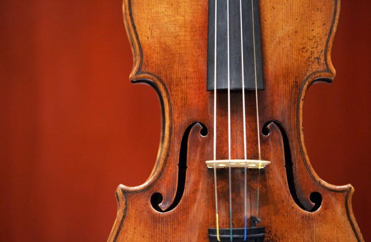<a><img class="size-large wp-image-1787794" title="A 1729 Stradivari known as the 'Solomon, Ex-Lambert' is on display 27 March, 2007 at Christie's in New York. (Don Emmert/AFP/Getty Images)" src="https://www.theepochtimes.com/assets/uploads/2015/09/Violin73720517.jpg" alt="" width="590" height="385"/></a>