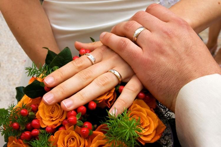 <a><img src="https://www.theepochtimes.com/assets/uploads/2015/09/WeddingRings.jpg" alt="A bride and groom hold hands in this file photo. (Publicdomainpictures.net)" title="A bride and groom hold hands in this file photo. (Publicdomainpictures.net)" width="320" class="size-medium wp-image-1795875"/></a>