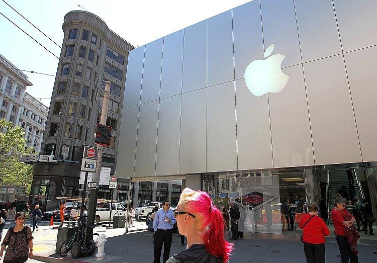 <a><img class="size-large wp-image-1788360" title="Pedestrians walk by an Apple Store" src="https://www.theepochtimes.com/assets/uploads/2015/09/a143340444_Apple.jpg" alt="Pedestrians walk by an Apple Store" width="590" height="411"/></a>