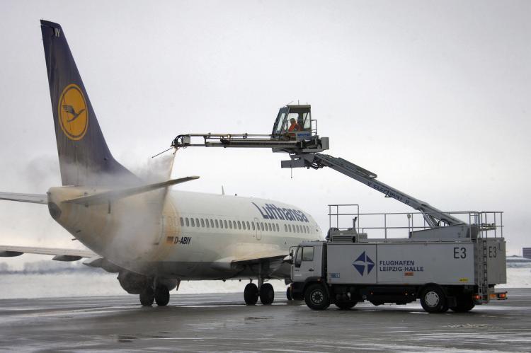 <a><img src="https://www.theepochtimes.com/assets/uploads/2015/09/airlines_84171536.jpg" alt="Workers deice a plane of German airline Lufthansa at the Leipzig-Halle airport near Schkeuditz, eastern Germany, on January 5, 2009. Airlines are hoping that 2009 will be a better year for them. (Schlueter/AFP/Getty Images)" title="Workers deice a plane of German airline Lufthansa at the Leipzig-Halle airport near Schkeuditz, eastern Germany, on January 5, 2009. Airlines are hoping that 2009 will be a better year for them. (Schlueter/AFP/Getty Images)" width="320" class="size-medium wp-image-1831671"/></a>