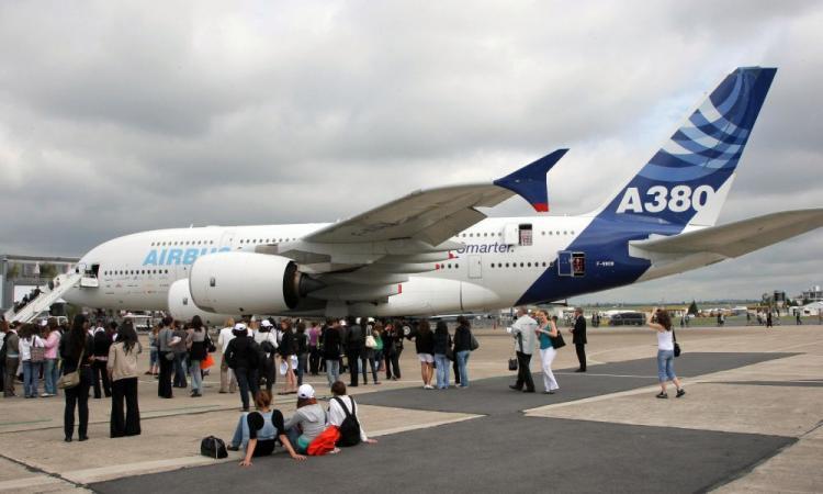 <a><img src="https://www.theepochtimes.com/assets/uploads/2015/09/airshow88554648.jpg" alt="Visitors look at the Airbus A380 on June 18, 2009 at the 48th International Paris Air Show at Le Bourget airport. (Pierre Verdy/AFP/Getty Images)" title="Visitors look at the Airbus A380 on June 18, 2009 at the 48th International Paris Air Show at Le Bourget airport. (Pierre Verdy/AFP/Getty Images)" width="320" class="size-medium wp-image-1827832"/></a>