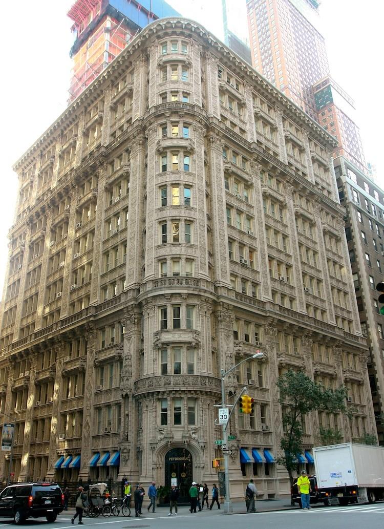 <a><img src="https://www.theepochtimes.com/assets/uploads/2015/09/alwyn29.jpg" alt="Alwyn Court, between 57th and 58th streets, harkens back over a century and displays grand outer designs that stand out among the newer surrounding buildings. (Zack Stieber/The Epoch Times)" title="Alwyn Court, between 57th and 58th streets, harkens back over a century and displays grand outer designs that stand out among the newer surrounding buildings. (Zack Stieber/The Epoch Times)" width="575" class="size-medium wp-image-1796230"/></a>