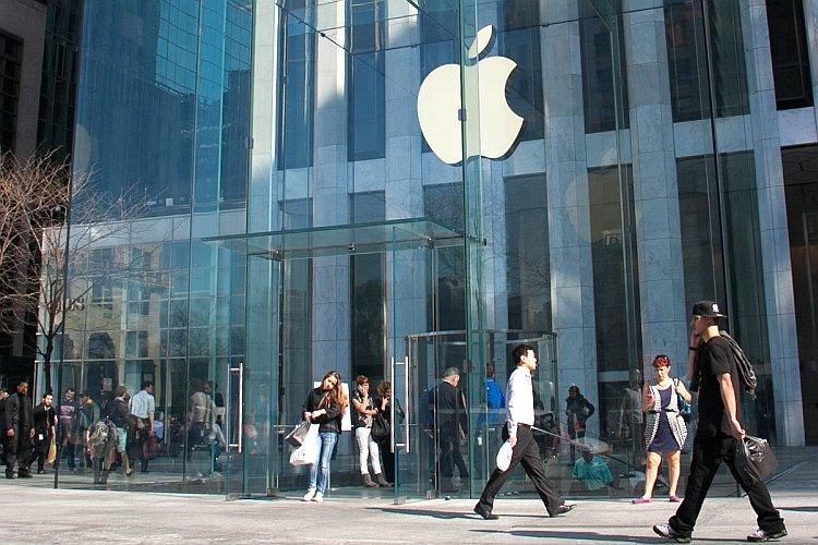 <a><img class="size-large wp-image-1790319" src="https://www.theepochtimes.com/assets/uploads/2015/09/apple+storeIMG_0204-2.jpg" alt="People shop at Apple's Flagship store on Fifth Avenue in New York" width="590" height="393"/></a>