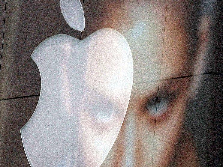 <a><img class="size-large wp-image-1783867" title="Apple Reports Quarterly Earnings" src="https://www.theepochtimes.com/assets/uploads/2015/09/apple143340445.jpg" alt="" width="590" height="442"/></a>