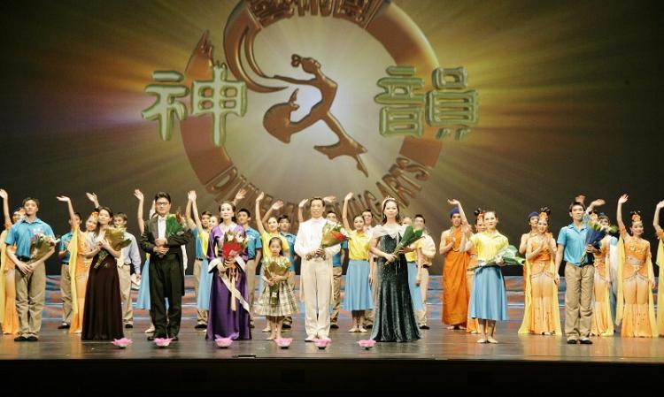 <a><img class="size-medium wp-image-1832261" title="The curtain call at the end of DPA's performance in Atlanta on Dec. 19. (The Epoch Times)" src="https://www.theepochtimes.com/assets/uploads/2015/09/atlanta8.jpg" alt="The curtain call at the end of DPA's performance in Atlanta on Dec. 19. (The Epoch Times)" width="320"/></a>