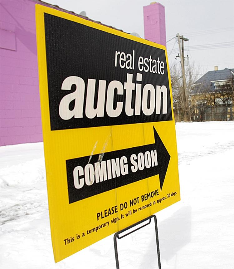 <a><img src="https://www.theepochtimes.com/assets/uploads/2015/09/auk79758313.jpg" alt="A sign announcing a coming real estate auction stands on a street corner in Detroit, Michigan. (Bill Pugliano/Getty Images)" title="A sign announcing a coming real estate auction stands on a street corner in Detroit, Michigan. (Bill Pugliano/Getty Images)" width="320" class="size-medium wp-image-1835183"/></a>
