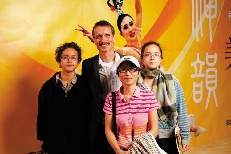 <a><img src="https://www.theepochtimes.com/assets/uploads/2015/09/axel.jpg" alt="Axel Schunn, founder of Charlie Swiggs Band, attends Divine Performing Arts '2009 World Tour' with his wife and children. (The Epoch Times)" title="Axel Schunn, founder of Charlie Swiggs Band, attends Divine Performing Arts '2009 World Tour' with his wife and children. (The Epoch Times)" width="320" class="size-medium wp-image-1830115"/></a>