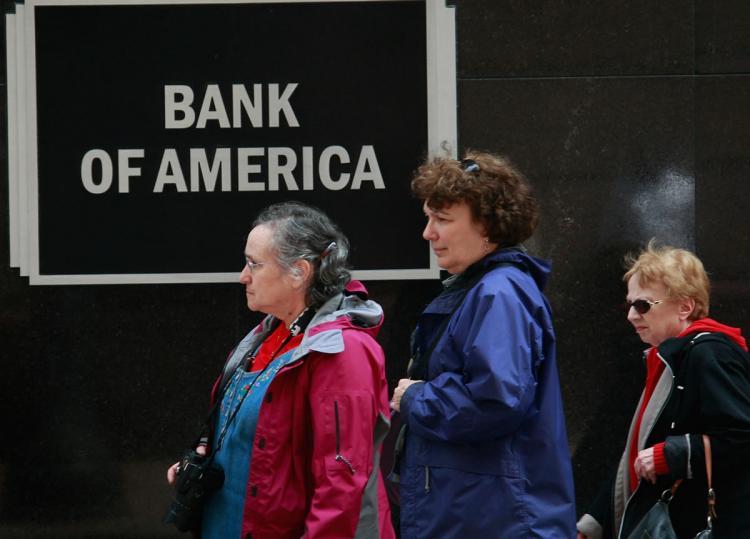 <a><img src="https://www.theepochtimes.com/assets/uploads/2015/09/bank-america-86440537-resized.jpg" alt="Pedestrians pass by a Bank of America branch May 6, 2009 in Chicago, Illinois. The bank will pay $713 million to U.S. government for TARP borrowings. (Scott Olson/Getty Images)" title="Pedestrians pass by a Bank of America branch May 6, 2009 in Chicago, Illinois. The bank will pay $713 million to U.S. government for TARP borrowings. (Scott Olson/Getty Images)" width="320" class="size-medium wp-image-1827506"/></a>