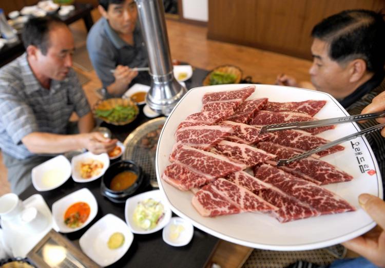 <a><img src="https://www.theepochtimes.com/assets/uploads/2015/09/beef.JPG" alt="BEEFY: South Koreans taste US beef during a tasting event supported by the Korean Medical Association at a restaurant in Seoul on July 9. The association joined a government-led campaign to dispel public concerns about mad cow disease. (Jung Yeon-Je /AFP/Getty Images)" title="BEEFY: South Koreans taste US beef during a tasting event supported by the Korean Medical Association at a restaurant in Seoul on July 9. The association joined a government-led campaign to dispel public concerns about mad cow disease. (Jung Yeon-Je /AFP/Getty Images)" width="320" class="size-medium wp-image-1833451"/></a>