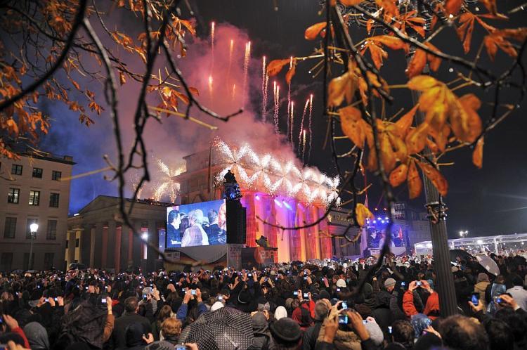 <a><img src="https://www.theepochtimes.com/assets/uploads/2015/09/berlin92919984.jpg" alt="People watch the fireworks display in front of the Brandenburg Gate in Berlin on November 9, 2009 during the celebrations marking the 20th anniversary of the fall of the Berlin Wall.  (Eric Feferberg/AFP/Getty Images)" title="People watch the fireworks display in front of the Brandenburg Gate in Berlin on November 9, 2009 during the celebrations marking the 20th anniversary of the fall of the Berlin Wall.  (Eric Feferberg/AFP/Getty Images)" width="320" class="size-medium wp-image-1825314"/></a>