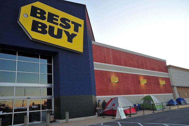 <a><img class="size-large wp-image-1789795" title="Patrons stand in line in front of a Best Buy store" src="https://www.theepochtimes.com/assets/uploads/2015/09/bestbuy134025755.jpg" alt="Patrons stand in line in front of a Best Buy store" width="590" height="394"/></a>