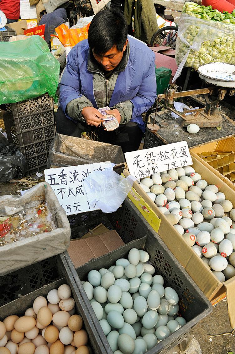 <a><img src="https://www.theepochtimes.com/assets/uploads/2015/09/blegz79502195.jpg" alt="An Chinese eggs vendor counts Chinese yuan notes at a market in Beijing.  (Teh Eng Koon/AFP/Getty Images)" title="An Chinese eggs vendor counts Chinese yuan notes at a market in Beijing.  (Teh Eng Koon/AFP/Getty Images)" width="320" class="size-medium wp-image-1833215"/></a>