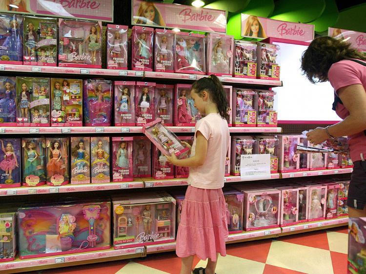 <a><img src="https://www.theepochtimes.com/assets/uploads/2015/09/blobbie76102838.jpg" alt="A young girl holds a Barbie doll next to a display of Barbie toys and accessories, made by Mattel. (Mark Ralston/AFP/Getty Images)" title="A young girl holds a Barbie doll next to a display of Barbie toys and accessories, made by Mattel. (Mark Ralston/AFP/Getty Images)" width="320" class="size-medium wp-image-1827971"/></a>