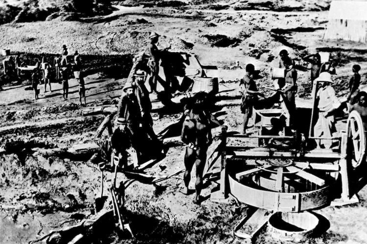 <a><img src="https://www.theepochtimes.com/assets/uploads/2015/09/bloodDold.jpg" alt="The early days of the Kimberley mine in 1871 in Kimberley, South Africa. The image shows the first mining machines, and the exploitation of the local black population.  (De Beers via Patrick Landmann/Getty Images)" title="The early days of the Kimberley mine in 1871 in Kimberley, South Africa. The image shows the first mining machines, and the exploitation of the local black population.  (De Beers via Patrick Landmann/Getty Images)" width="320" class="size-medium wp-image-1817472"/></a>
