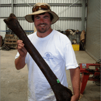<a><img class="size-full wp-image-1780742" title="Mike Bunce with a moa bone. (Murdoch University) " src="https://www.theepochtimes.com/assets/uploads/2015/09/bone.png" alt="Mike Bunce with a moa bone. (Murdoch University) " width="200" height="200"/></a>