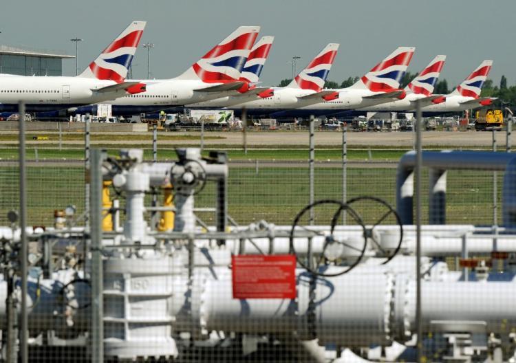<a><img src="https://www.theepochtimes.com/assets/uploads/2015/09/britishairways100366232.jpg" alt="British Airways aircraft are pictured parked behind a fuel storage depot at Heathrow Airport. A British Airways plane was forced to make an emergency landing at Heathrow airport shortly after taking off today. (Adrian Dennis/AFP/Getty Images)" title="British Airways aircraft are pictured parked behind a fuel storage depot at Heathrow Airport. A British Airways plane was forced to make an emergency landing at Heathrow airport shortly after taking off today. (Adrian Dennis/AFP/Getty Images)" width="320" class="size-medium wp-image-1813974"/></a>