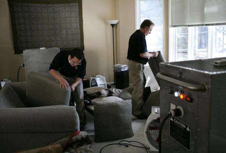 <a><img src="https://www.theepochtimes.com/assets/uploads/2015/09/bugs86301816.jpg" alt="Exterminators inspecting a house for bed bugs. Cases of bed bug infestations are on the rise across the U.S. with many people bringing them into their homes after visiting hotels and airports. (Justin Sullivan/Getty Images)" title="Exterminators inspecting a house for bed bugs. Cases of bed bug infestations are on the rise across the U.S. with many people bringing them into their homes after visiting hotels and airports. (Justin Sullivan/Getty Images)" width="320" class="size-medium wp-image-1817142"/></a>