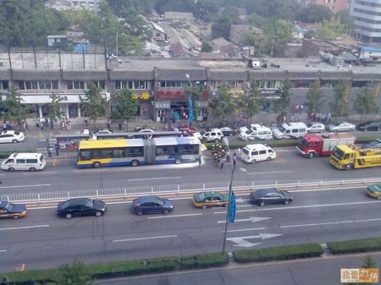 <a><img src="https://www.theepochtimes.com/assets/uploads/2015/09/busexplode1.jpg" alt="Route 10 bus left a lot of white powder after the explosion. (Internet photo)" title="Route 10 bus left a lot of white powder after the explosion. (Internet photo)" width="320" class="size-medium wp-image-1834491"/></a>