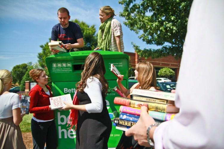 <a><img src="https://www.theepochtimes.com/assets/uploads/2015/09/bwb1.jpg" alt="Better World Books employees excited about the drop boxes in Atlanta and Northern Indiana. (Courtesy of Better World Books)" title="Better World Books employees excited about the drop boxes in Atlanta and Northern Indiana. (Courtesy of Better World Books)" width="575" class="size-medium wp-image-1796506"/></a>