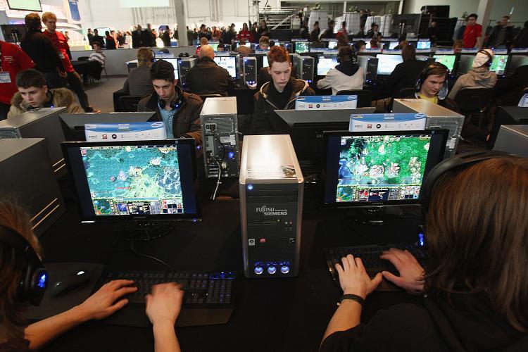 <a><img src="https://www.theepochtimes.com/assets/uploads/2015/09/cbter80103749.jpg" alt="Visitors play video games on desktop computers at the CeBIT technology fair in Hanover, Germany, March 4, 2008.  (Sean Gallup/Getty Images  )" title="Visitors play video games on desktop computers at the CeBIT technology fair in Hanover, Germany, March 4, 2008.  (Sean Gallup/Getty Images  )" width="320" class="size-medium wp-image-1831417"/></a>